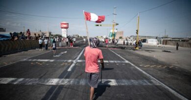 El gobierno peruano decretó toque de queda en Lima y Callao ante bloqueos de rutas y protestas.