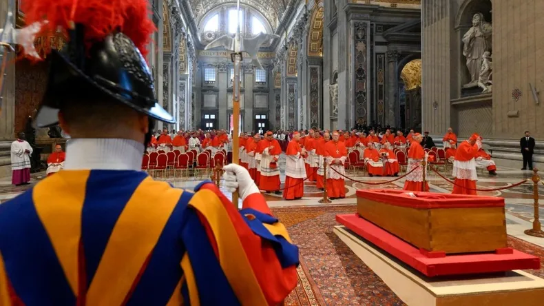 Último adiós al papa Francisco: miles de fieles asisten en el tercer día, mientras ultiman los preparativos para el funeral