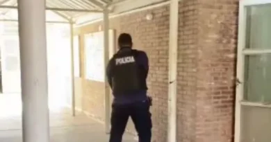 El tenso momento entre un policía y la adolescente atrincherada en una escuela de Mendoza: «No, corazón, no»