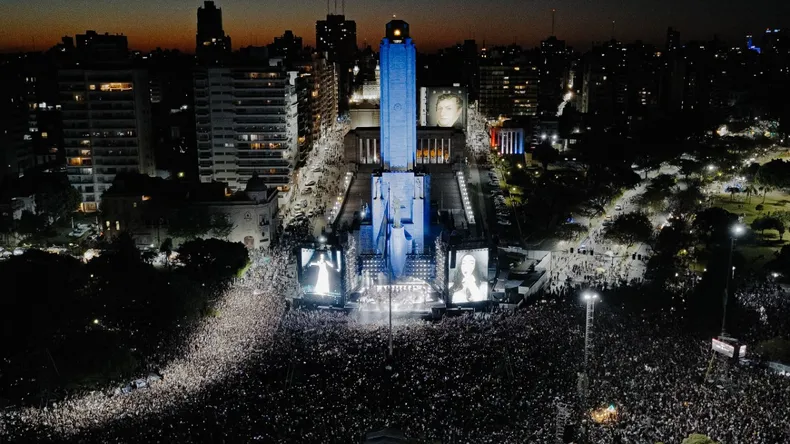 Histórico show sinfónico de Nicki Nicole y Baglietto: cantaron ante 250 mil personas en el Monumento a la Bandera